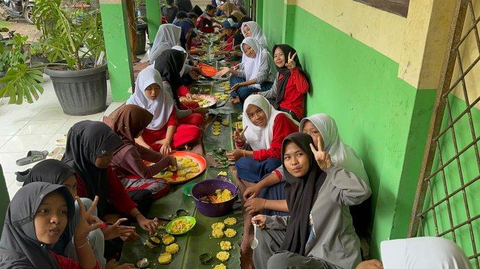 PEMBELAJARAN - Para siswa SMPN 11 Batang Hari, Kabupaten Batang Hari, Provinsi Jambi, sedang berkumpul.