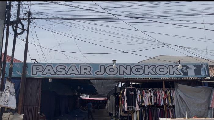 Thrifting Akan Diperketat Menkeu, Pedagang di Pasar Jongkok Jambi Tetap Berjualan
