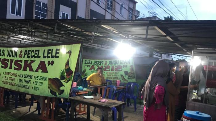 KELUHKAN PEMADAMAN-Pemadaman listrik serentak di Sumatera membuat aktivitas masyarakat dan menyebabkan pedagang mengalami kerugian akibat sepinya pembeli.