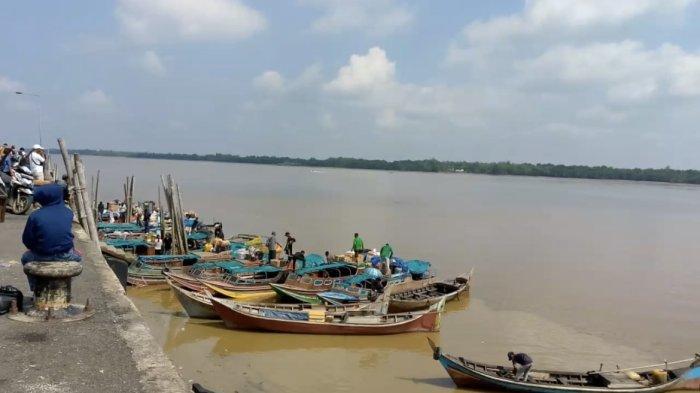 Air Laut di Pelabuhan LASDAP Kuala Tungkal Air Surut, Kapal Tunggu Pasang Siang untuk Berangkat