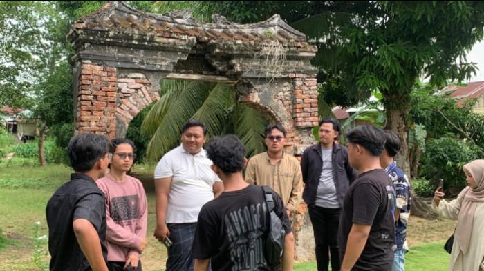 REVITALISASI -Pemuda Jambi, Rifko Ashomuy, aktif melestarikan dan memperkenalkan Rumah Batu Olak Kemang sebagai cagar budaya bersejarah yang memadukan arsitektur Melayu, Tionghoa, dan Eropa serta mendesak revitalisasi untuk menjaga warisan sejarah daerah.