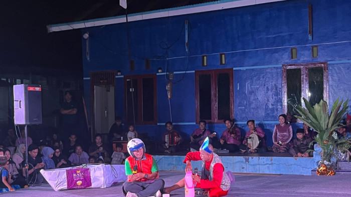 Penampilan Teater Abdul Muluk Reborn di Eks Lokalisasi Payo Sigadung, Jambi.