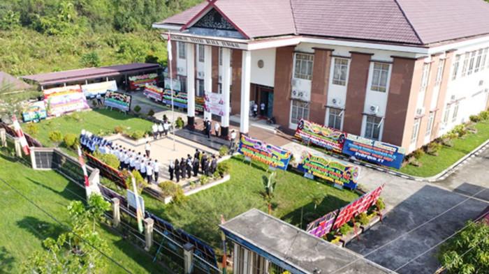 GEDUNG Pengadilan Negeri Kuala Tungkal, Kabupaten Tanjung Jabung Barat. Lima orang dihukum mati oleh Majelis Hakim PN Kuala Tungkal karena kasus 125 Kg narkoba.