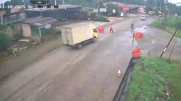 Petugas ditabrak mobil boks (19/11)