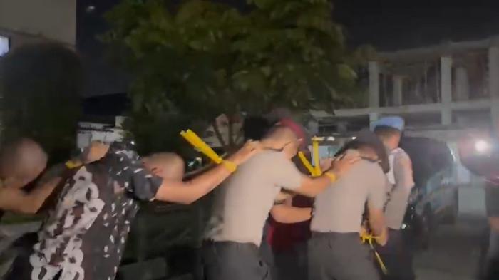 POLISI DIPECAT - Bripda Samson dan Bripda Nabil, dua polisi di Jambi yang dipecat, bersama Indra dan Cristian digiring di Polda Jambi, Jumat (6/2/2026) malam. Mereka berempat merupakan tersangka pemerkosaan perempuan 18 tahun di Kota Jambi secara beramai-ramai.