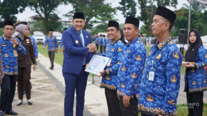 Bupati M. Syukur Berikan 14 Penghargaan dan 3 Ambulans di HKN ke-61