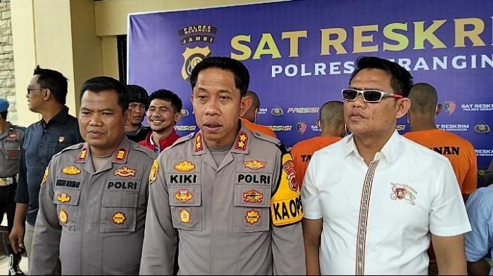 Perampokan brutal di rumah pasutri DAL dan N, dilakukan oleh enam pelaku bersenjata yang menyekap korban selama 6 jam dan membawa kabur uang tunai Rp100 juta, motor, dan HP (kerugian Rp170 juta).