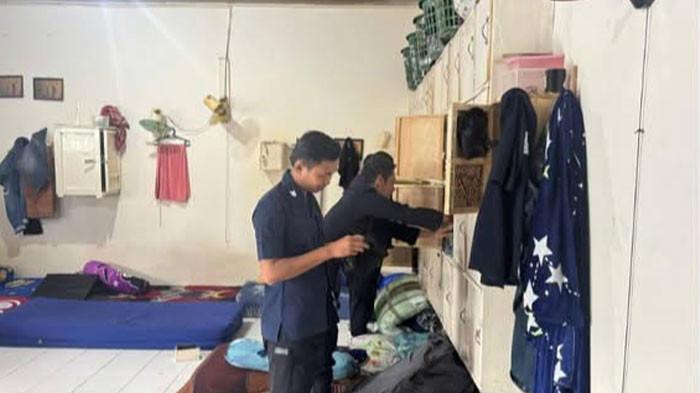 RAZIA RUTIN-Lapas Kelas IIB Muara Bulian mengamankan sejumlah barang yang tidak semestinya berada di kamar hunian dalam razia rutin guna menjaga keamanan dan ketertiban.