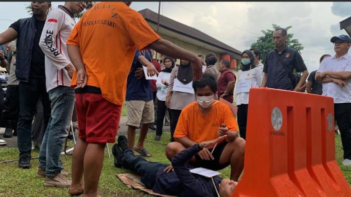REKONSTRUKSI-Rekonstruksi kejadian pembunuhan di Pinang Merah yang menewaskan korban Indra Kesuma (41) dipenuhi air mata, Senin (11/05/2026).