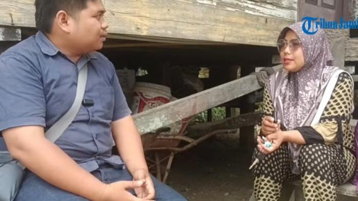 KERACUNAN - Ibu Rika (kanan), wali murid yang juga keracunan soto menu MBG di Kabupaten Muaro Jambi, saat wawancara bersama Jurnalis Tribun Jambi, Rifani Halim (kiri).