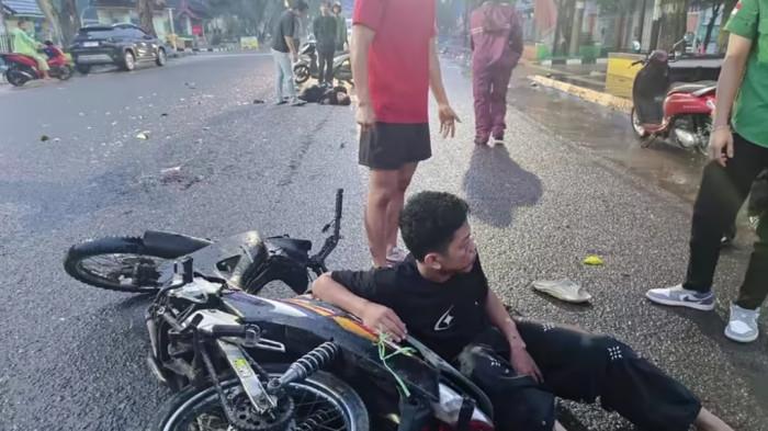 Kabar duka menyelimuti Kota Jambi setelah terjadi kecelakaan lalu lintas serius yang melibatkan tiga santri di depan Poltekkes Kota Baru, Minggu (30/11/2025), sekitar pukul 05.30 WIB.  