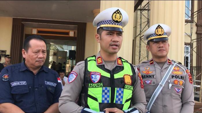 Menjelang perayaan Natal dan Tahun Baru (Nataru), Satlantas Polres Batang Hari, Jambi memperketat pengawasan terhadap operasional angkutan barang, Senin (22/12/2025).