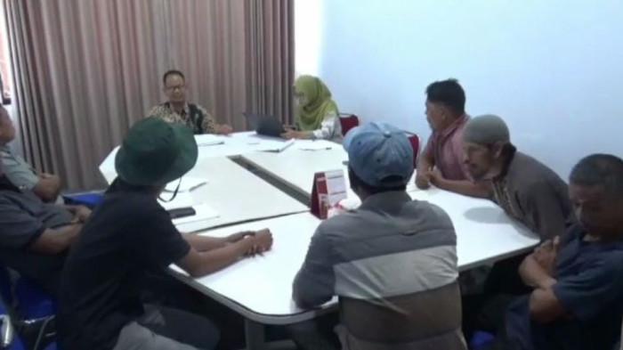 MINTA AUDIT - Sejumlah warga Desa Pulau Jelmu mendatangi kantor Dinas PMD Tebo, Kamis (25/9/2025).