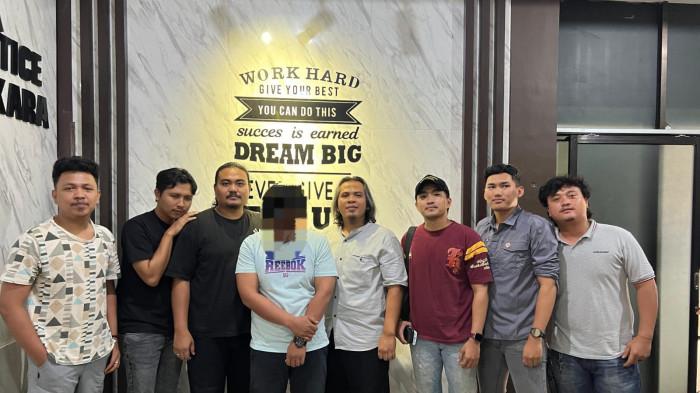 Seorang pemuda berinisial RM (35) tak berkutik saat ditangkap polisi setelah terlibat kasus tindak pidana kekerasan seksual berbasis elektronik, Kamis (13/11/2025).