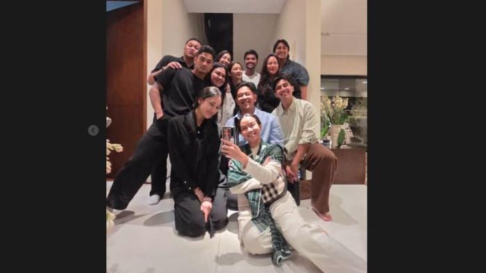 Sheila Dara Didampingi Sahabat Musisi dalam Pengajian Mengenang Vidi Aldiano