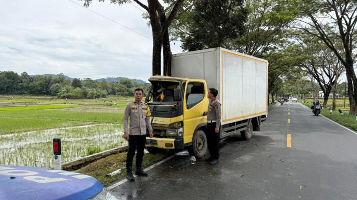 Diduga Mengantuk, Sopir Mobil Box di Kerinci Jambi Tabrak Pohon dan Alami Luka