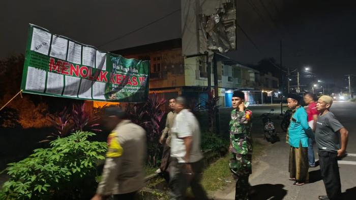 Spanduk penolakan muncul di lokasi rencana pembangunan GBI Pasar Baru Jambi, sementara pihak gereja memastikan proses administrasi tetap berjalan.