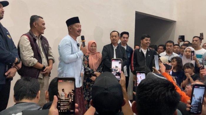 Ratusan Orang Geruduk Rumah Monadi Ucapkan Selamat, Pascacoblosan Pilkada Kerinci 2024