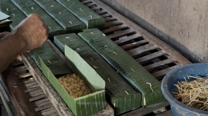 BELUM TERPENGARUH-Produsen dan pedagang di Jambi menyebut kenaikan nilai dolar belum memengaruhi harga tempe dan tahu karena penyesuaian harga sudah dilakukan sejak harga kedelai naik pada akhir 2025.