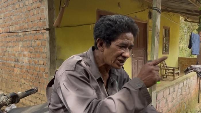 SUKU ANAK DALAM - Temengung Sikar, tokoh Suku Anak Dalam di Merangin, Jambi, mengungkap kronologi penculk anak bernama Mery Ana datang membawa Bilqis Ramadhany (4) asal Makassar, Kamis (13/11/2025)