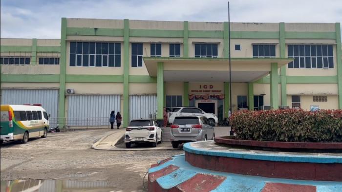 KORBAN KECELAKAAN DI MURATARA - Tiga korban selamat dalam kecelakaan maut Bus ALS vs truk tangki BBM di Kabupaten Musi Rawas Utara (Muratara) saat ini masih menjalani perawatan intensif di RSUD Rupit, Kamis (7/5/2026) malam. Dua pasien akan diberangkatkan melalui jalur darat menggunakan ambulans, sementara satu pasien akan dijemput menggunakan helikopter.