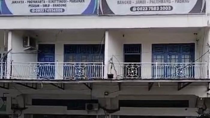 BBM NAIK- Potret travel di Merangin, Senin (20/04/2026). Pengusaha transportasi di Merangin mengeluhkan kenaikan biaya operasional akibat BBM nonsubsidi dan mempertimbangkan penyesuaian tarif