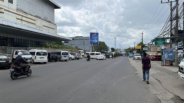 BBM NONSUBSIDI NAIK-Deretan mobil travel di Simpang Kawat Kota Jambi, Senin (20/04/2026).Sopir travel menyebut kenaikan BBM nonsubsidi membuat pengguna beralih ke solar bersubsidi sehingga antrean di SPBU semakin panjang.