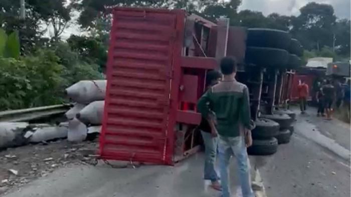 KECELAKAAN-Truk tronton bermuatan tiang pancang beton terguling di Bukit Baling, Muaro Jambi, Minggu (26/04/2026). Peristiwa kecelakaan ini menyebabkan kemacetan panjang di Jalintim Jambi–Riau.