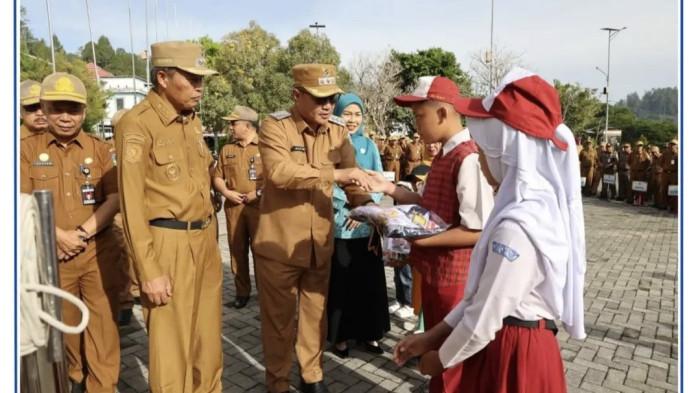 Wali Kota Sungai Penuh Luncurkan Program Seragam Sekolah Gratis untuk Siswa TK hingga SMP
