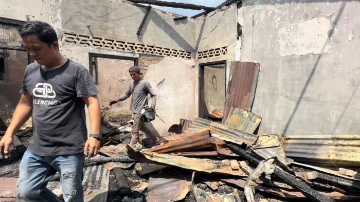 Warga Korban Kebakaran di Eks Lokalisasi Pucuk Jambi Bersihkan Rumah yang Ludes Terbakar