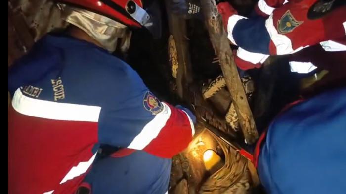 Warga Lorong Talaga Biru, Kelurahan Selamat, Kecamatan Telanaipura, Kota Jambi, digegerkan dengan penemuan seekor ular sanca di area pemukiman mereka pada Sabtu malam (15/11/2025).