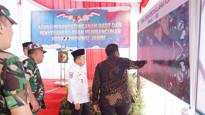 KODAM JAMBI - Gubernur Jambi, Al Haris, melihat titik rencana lokasi pembangunan Kodam di Provinsi Jambi, Jumat (22/5/2026). Penyerahan hibah lahan ini juga dihadiri Pangdam XX/Tuanku Imam Bonjol, Mayjen TNI Arief Gajah Mada; dan Danrem 042/Garuda Putih, Brigjen TNI Nyamin.