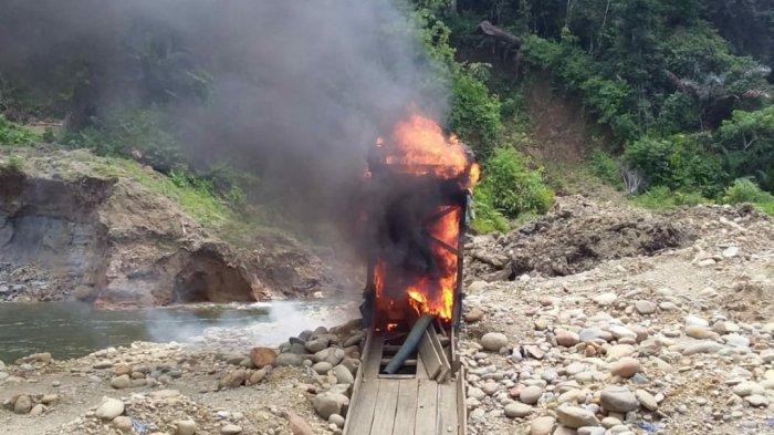 Alat berat di Sungai Batang Tebo yang dibakar warga.