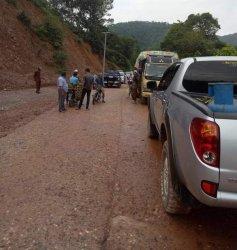 Alat Berat tak Bisa Angkat Tiang Listrik, Puluhan Kendaraan Tertahan di Lokasi Longsor Batang Asai