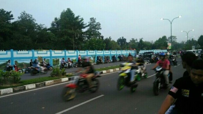 Setiap Minggu Sore Roda-Roda Gila Melesat Kencang di Kawasan Ini