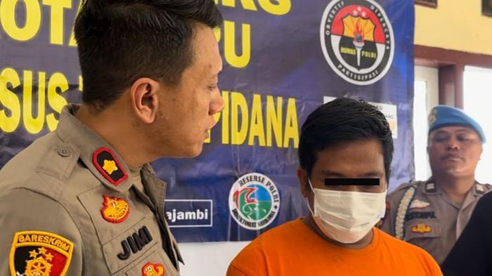 BEGAL DITANGKAP - Kapolsek Kota Baru, Kompol Jimmi saat bertanya pada Bambang (33), begal yang ditangkap usai melangsungkan aksinya di kawasan Tugu Keris, Kota Baru, Jambi, pada Kamis (20/11/2025).