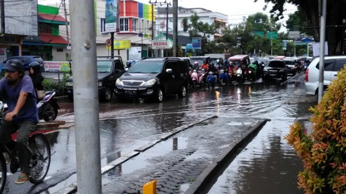 Waspada 7 Kota di Jambi Ini Potensi Hujan, Angin Kencang dan Petir, Jangan di Bawah Pohon