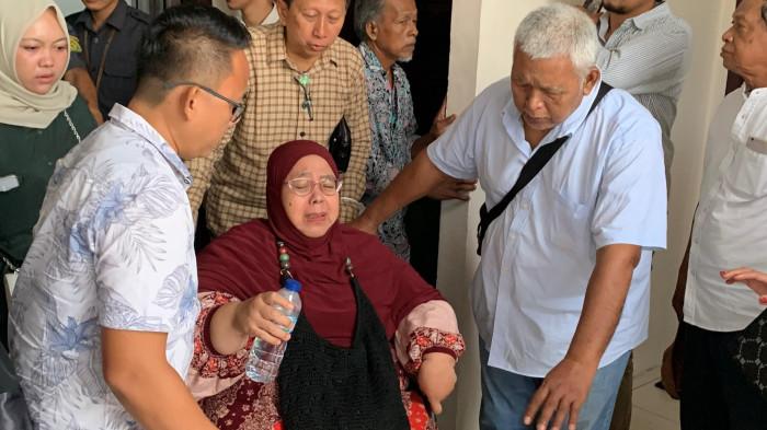 MENANGIS - Cici (60), ibunda dari almarhum Nindia Novrin, menangis mendengarkan putusan Dede Maulana (33), di ruang sidang Pengadilan Negeri Jambi, Selasa (28/4/2026) siang. Dede terdakwa kasus pembunuhan dan perampokan ibu tangga di Talang Bakung, Kota Jambi, mendapat vonis 19 tahun penjara.