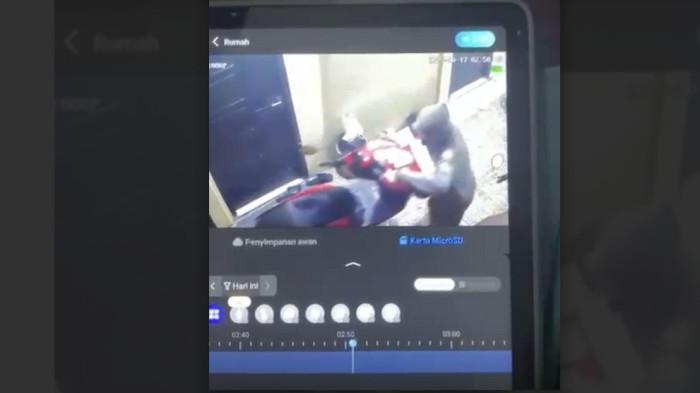 CCTV Rumah Kos di Mendalo Muaro Jambi Tidak Bikin Takut Maling, 2 Motor Mahasiswa Disikat