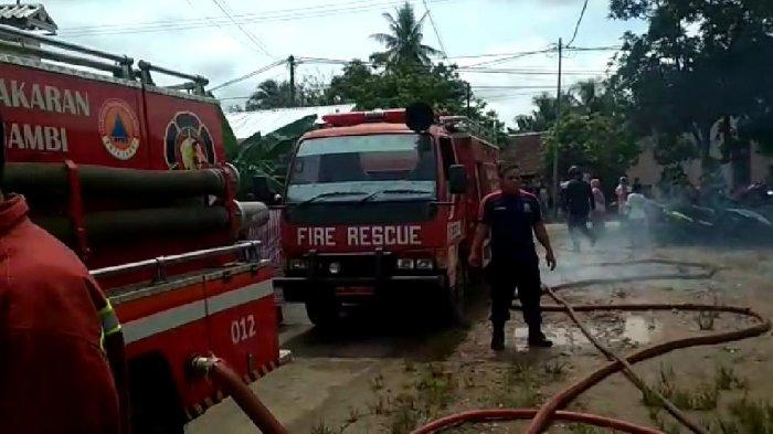 Empat Mobil Damkar Datang ke Lokasi, Rumah Sunarso di Selincah Hangus