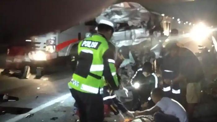 EVAKUASI - Pihak kepolisian melakukan evakuasi korban sesaat setelah kecelekaan travel dari Kerinci di Tol Pekanbaru-Dumai pada Sabtu (6/6/2026) dini hari.