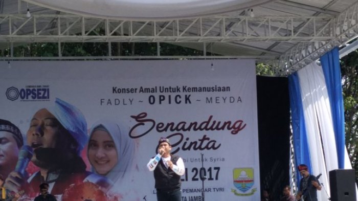 FOTO: Fadly Padi Lelang Jaketnya di Jambi