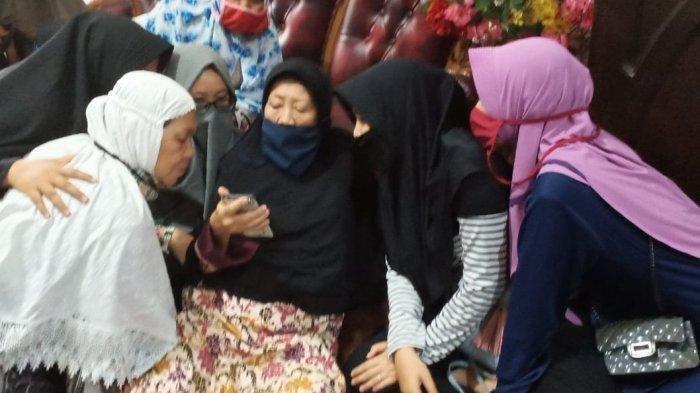 Ibunda Diam Terpaku, Tidak Ada Air Mata Saat Melihat Pemakaman Jaksa Fedrik Hanya Lewat Ponsel
