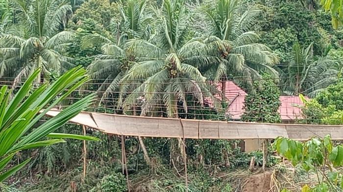 jembatan gantung di merangin putus akibat banjir