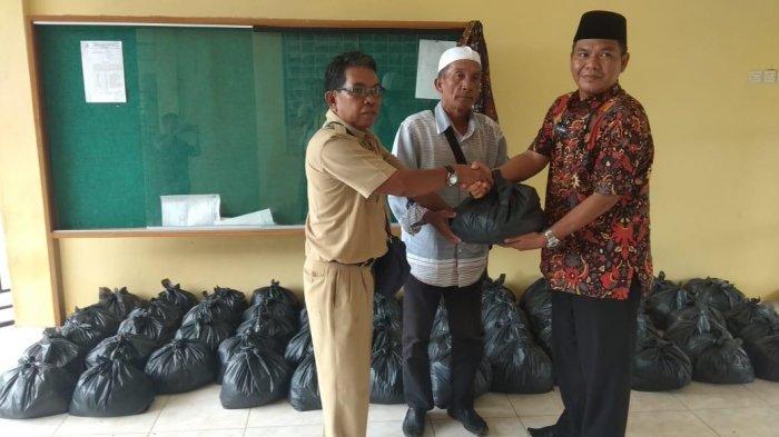 Puluhan Warga Korban Banjir di Desa Taman Bandung, Kecamatan Pauh, Terima Bantuan dari Dinsos