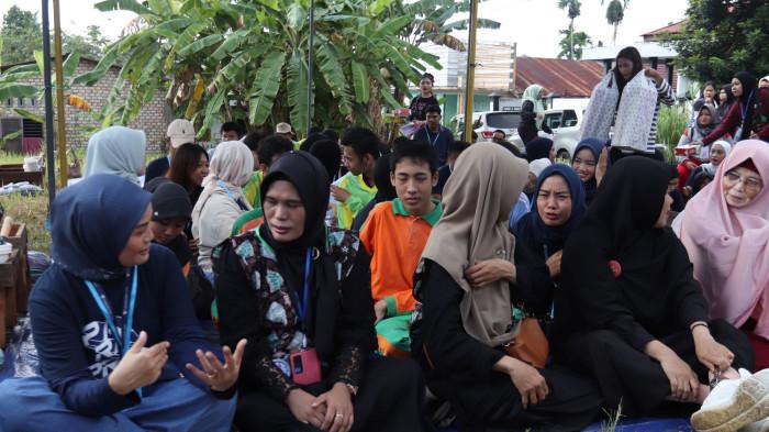 karyawan Paragon Jambi (Paragonian) menanam bibit ke dalam pot dalam kegiatan Par