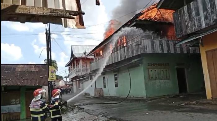 KEBAKARAN - Sebanyak 12 rumah di kawasan eks lokalisasi Payosigadung atau Pucuk, di Jalan Syailendra, RT 05, Kelurahan Rawa Sari, Kecamatan Alam Barajo, Kota Jambi, terbakar, Jumat (31/10/2025) sekitar pukul 14.27 WIB.
