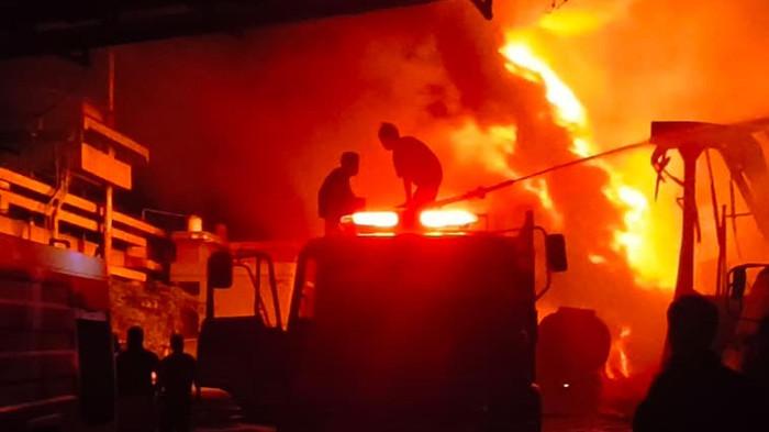 KEBAKARAN PABRIK - Potret pemadam kebakaran melakukan pemadaman saat kebakaran di pabrik pengemasan minyak goreng di Talang Duku, Kecamatan Taman Rajo, Muaro Jambi, pada Sabtu (6/6/2026) dini hari. Butuh waktu hampir 10 jam untuk padamkan api.
