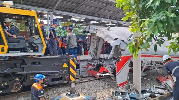 KECELAKAAN KERETA API - Gerbong wanita KRL Jakarta-Cikarang ringsek usai mengalami kecelakaan dengan KA Argo Bromo Anggrek di Stasiun Bekasi Timur, proses evakuasi bangkai kereta berlangsung pada Selasa (28/4/2026). Tribun Jakarta/Yusuf Bachtiar/Yusuf Bachtiar