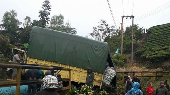 Nyaris Masuk Jurang 20 Meter, Truk Tabrak Pembatas Jalan di Kayu Aro, Sopir Luka